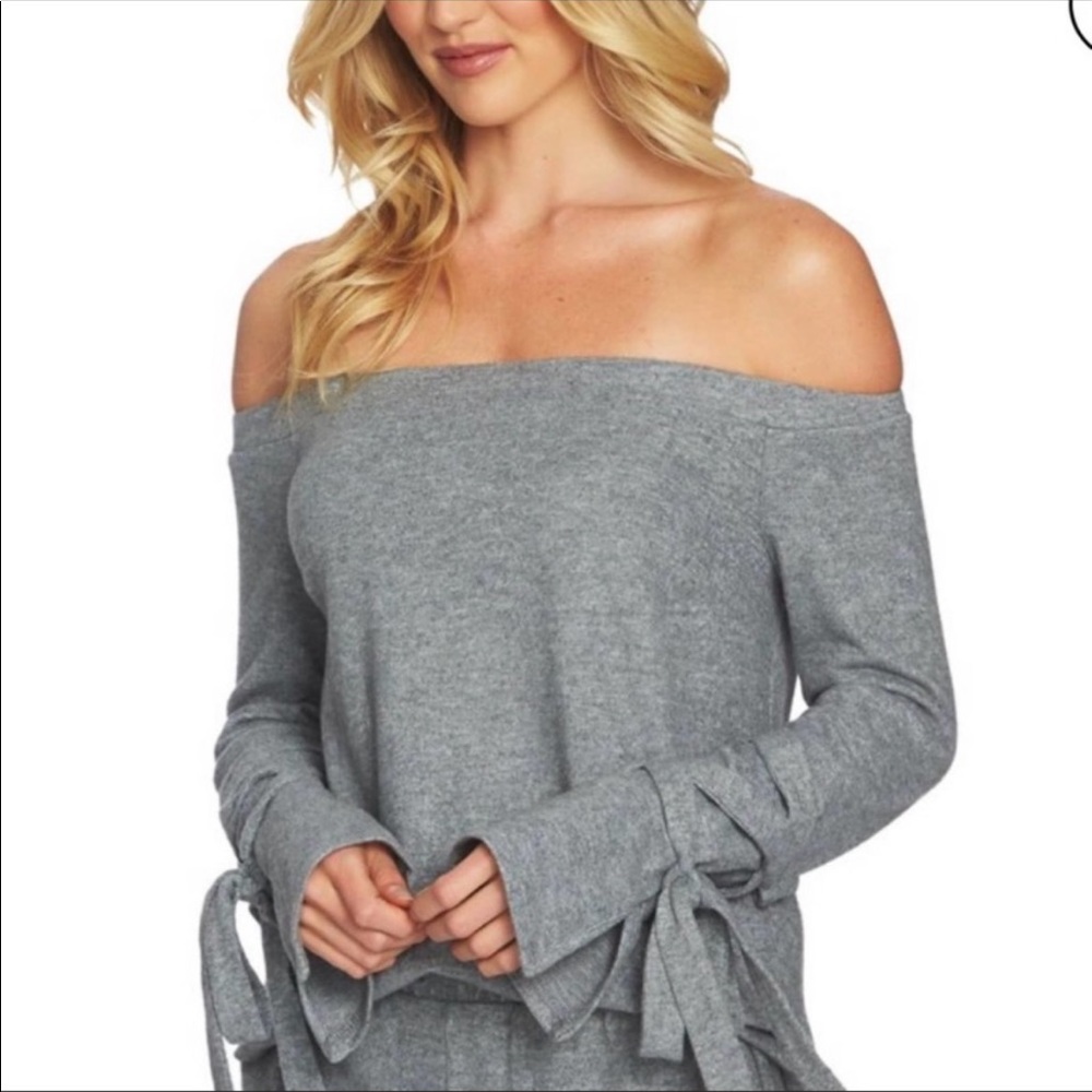 🎄 1 State• Off Shoulder Tie Sleeve Knit • S